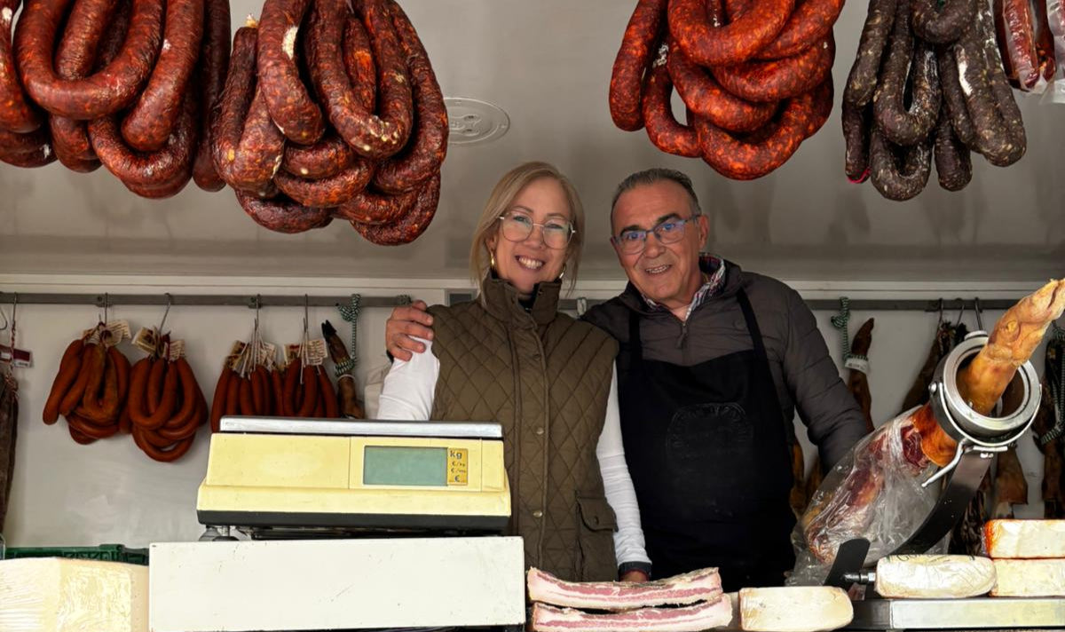 Familia de Ibéricos Costa Dulce con los Mejores Jamones de Extremadura